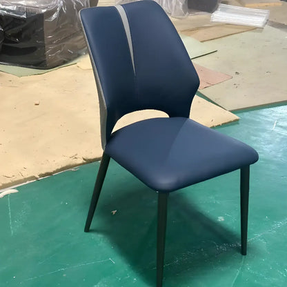 Chaise de salle à manger moderne sans accoudoirs, dossier ouvert, en similicuir.