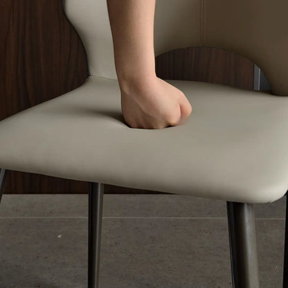 Chaise de salle à manger moderne sans accoudoirs, dossier ouvert, en similicuir.