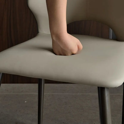 Chaise de salle à manger moderne sans accoudoirs, dossier ouvert, en similicuir.