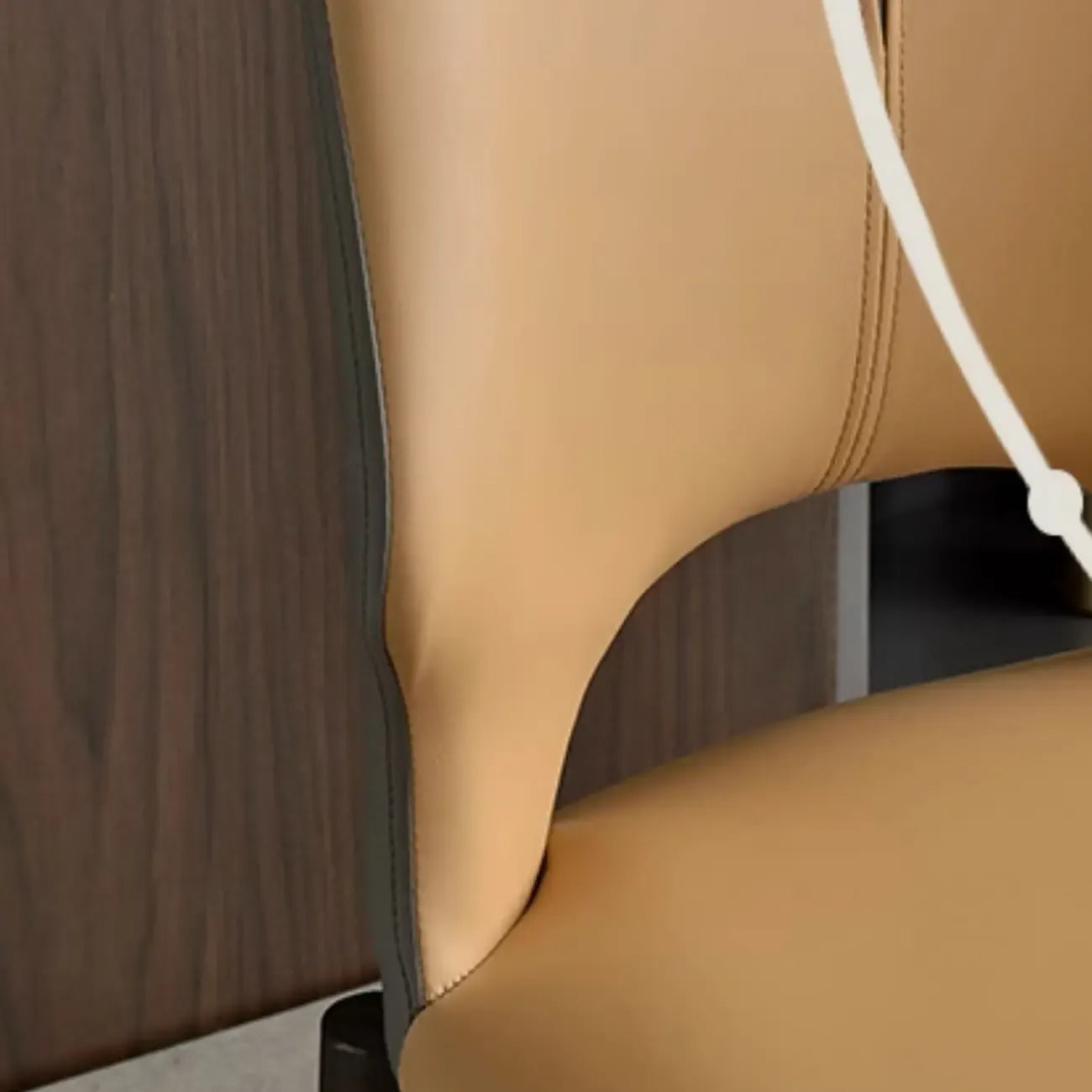 Chaise de salle à manger moderne sans accoudoirs, dossier ouvert, en similicuir.