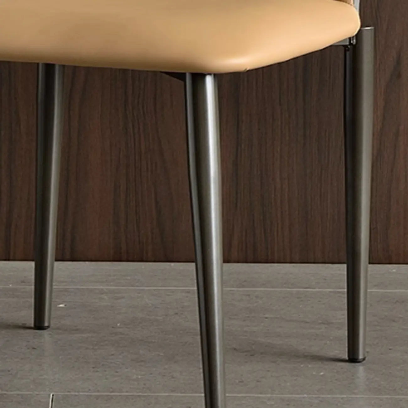 Chaise de salle à manger moderne sans accoudoirs, dossier ouvert, en similicuir.