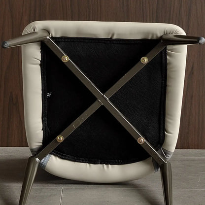 Chaise de salle à manger moderne sans accoudoirs, dossier ouvert, en similicuir.