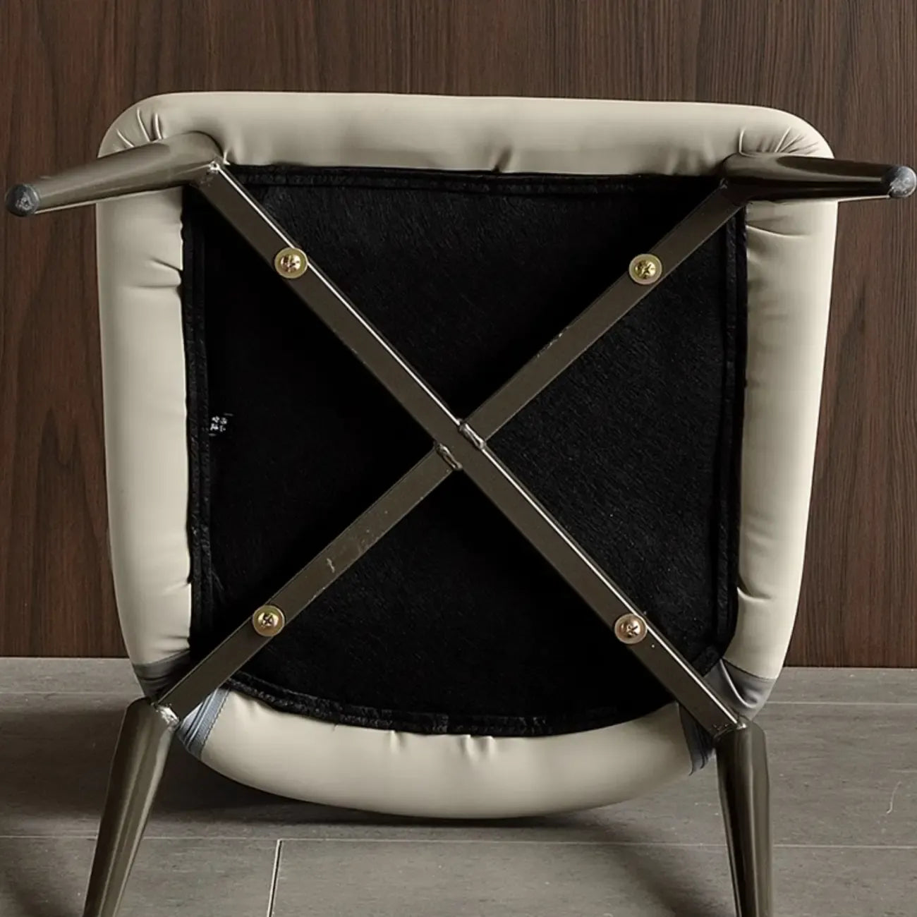 Chaise de salle à manger moderne sans accoudoirs, dossier ouvert, en similicuir.