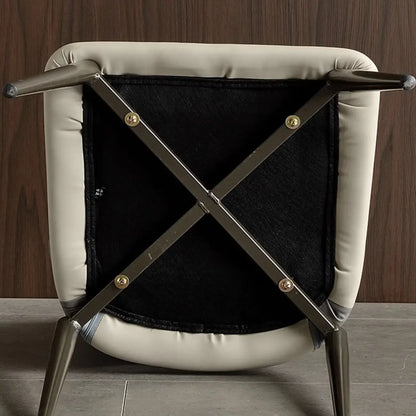 Chaise de salle à manger moderne sans accoudoirs, dossier ouvert, en similicuir.