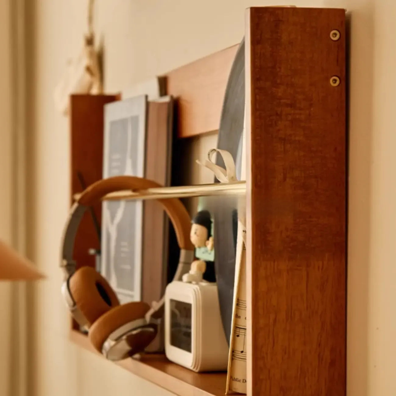 Bibliothèque flottante horizontale en bois de cerisier à dos ouvert