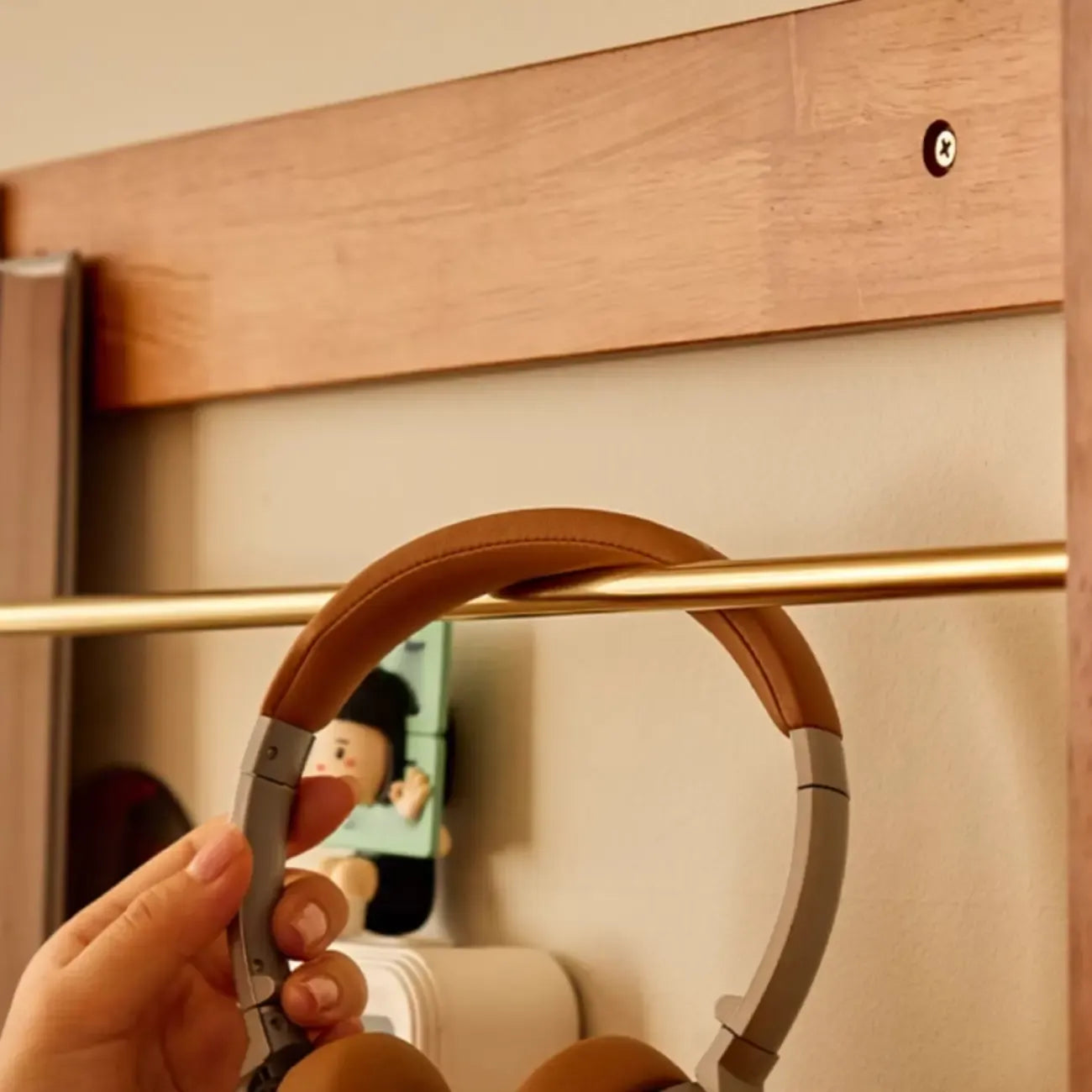 Bibliothèque flottante horizontale en bois de cerisier à dos ouvert