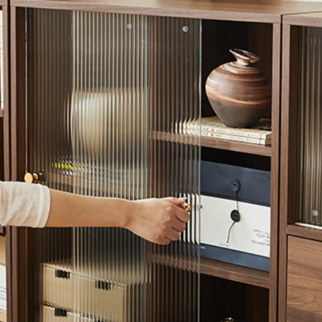 Bibliothèque cubique moderne en bois marron avec portes