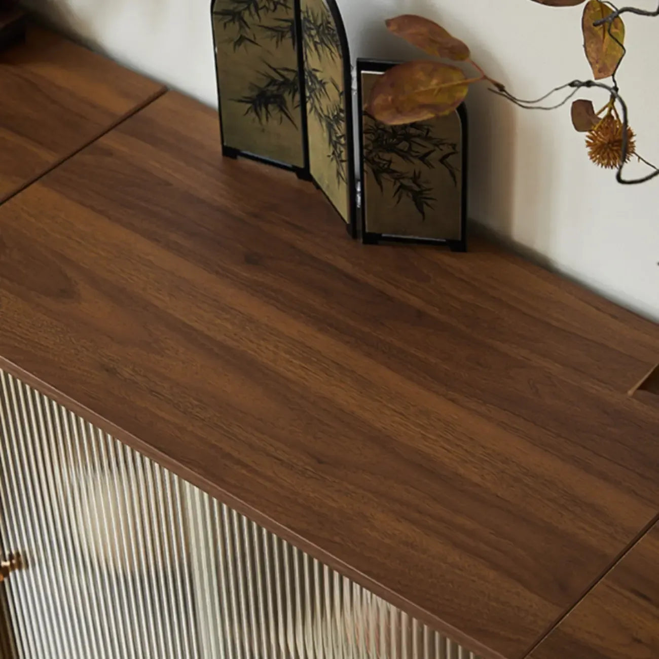 Bibliothèque cubique moderne en bois marron avec portes