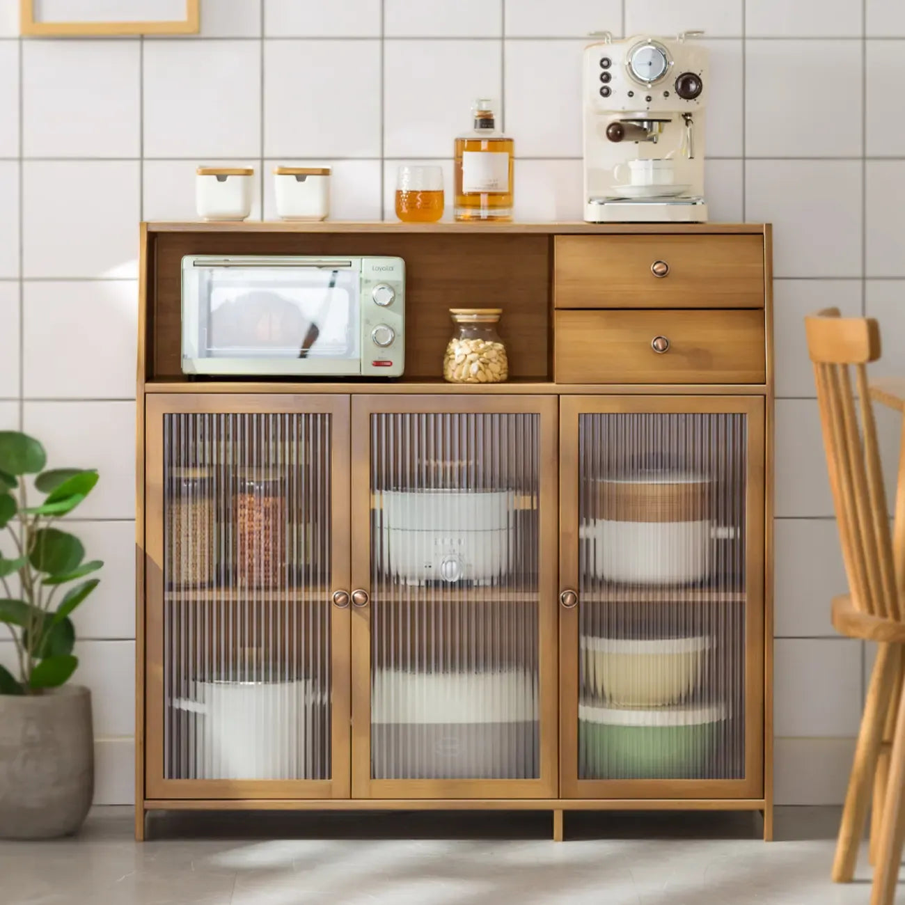 Buffet minimaliste en bambou brun avec portes vitrées