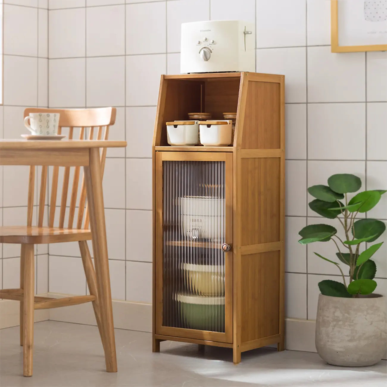 Buffet minimaliste en bambou brun avec portes vitrées