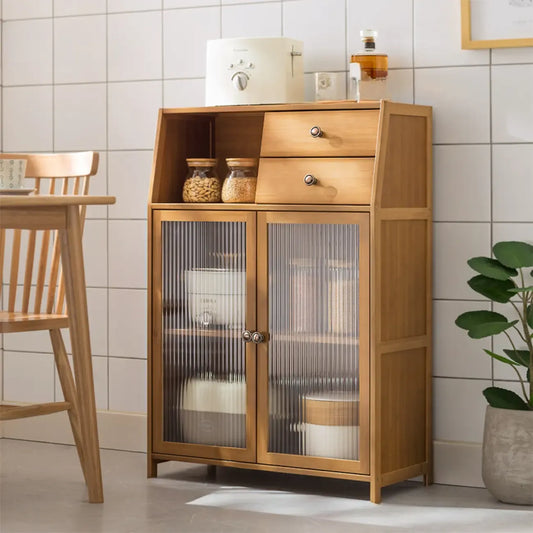 Buffet minimaliste en bambou brun avec portes vitrées