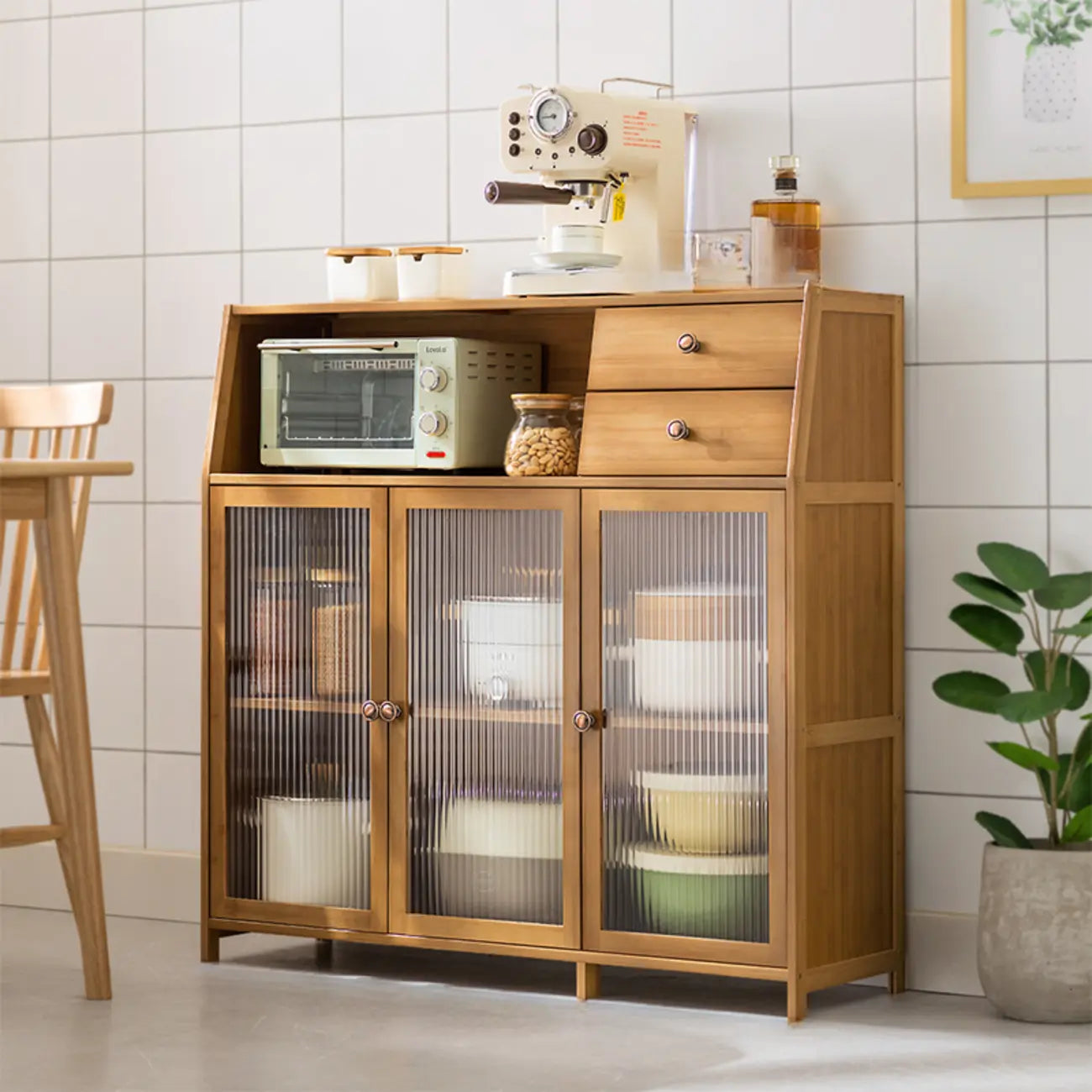 Buffet minimaliste en bambou brun avec portes vitrées