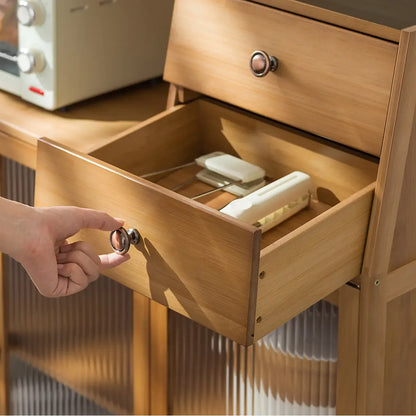 Buffet minimaliste en bambou brun avec portes vitrées