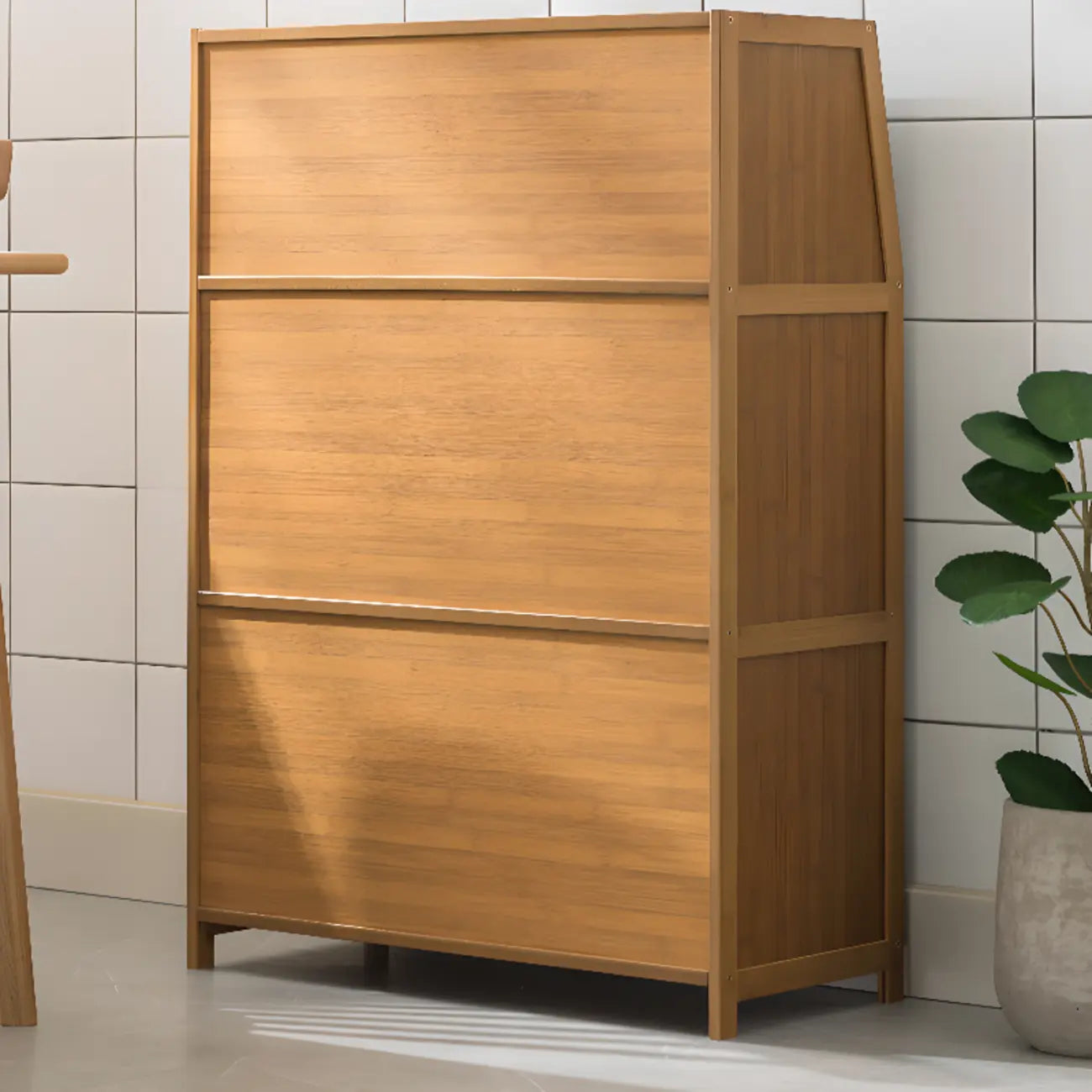 Buffet minimaliste en bambou brun avec portes vitrées