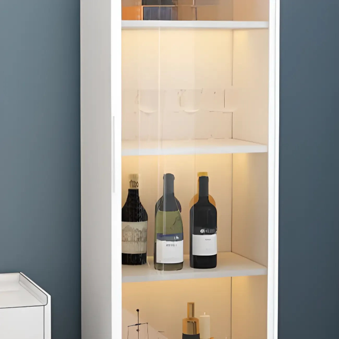 Étagère métallique moderne au sol avec portes vitrées, vitrine