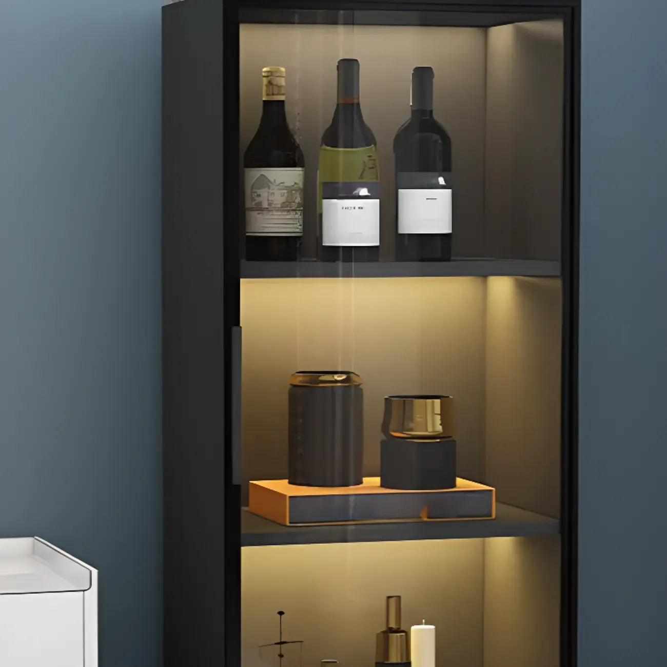 Étagère métallique moderne au sol avec portes vitrées, vitrine