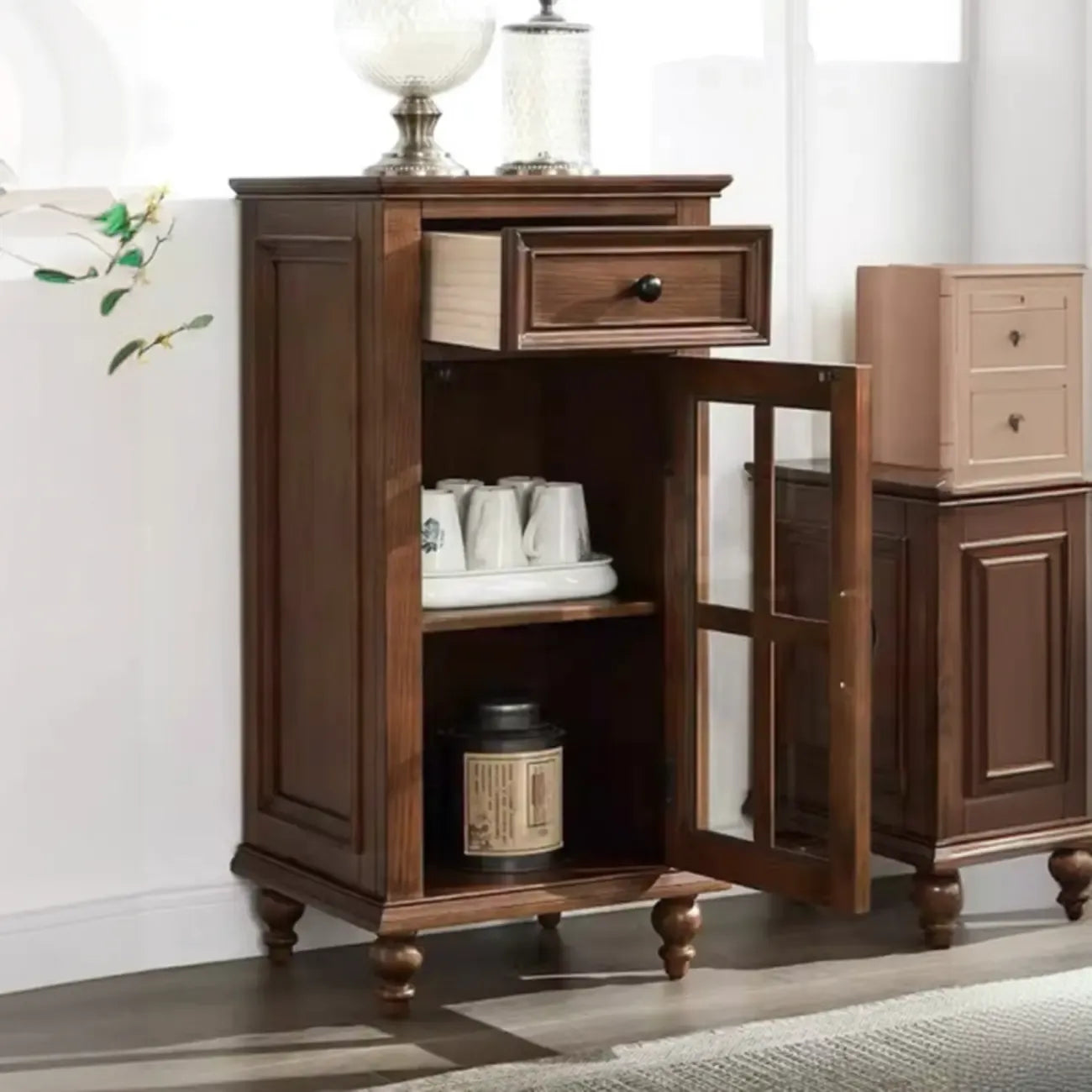 Petit vaisselier traditionnel en bois brun