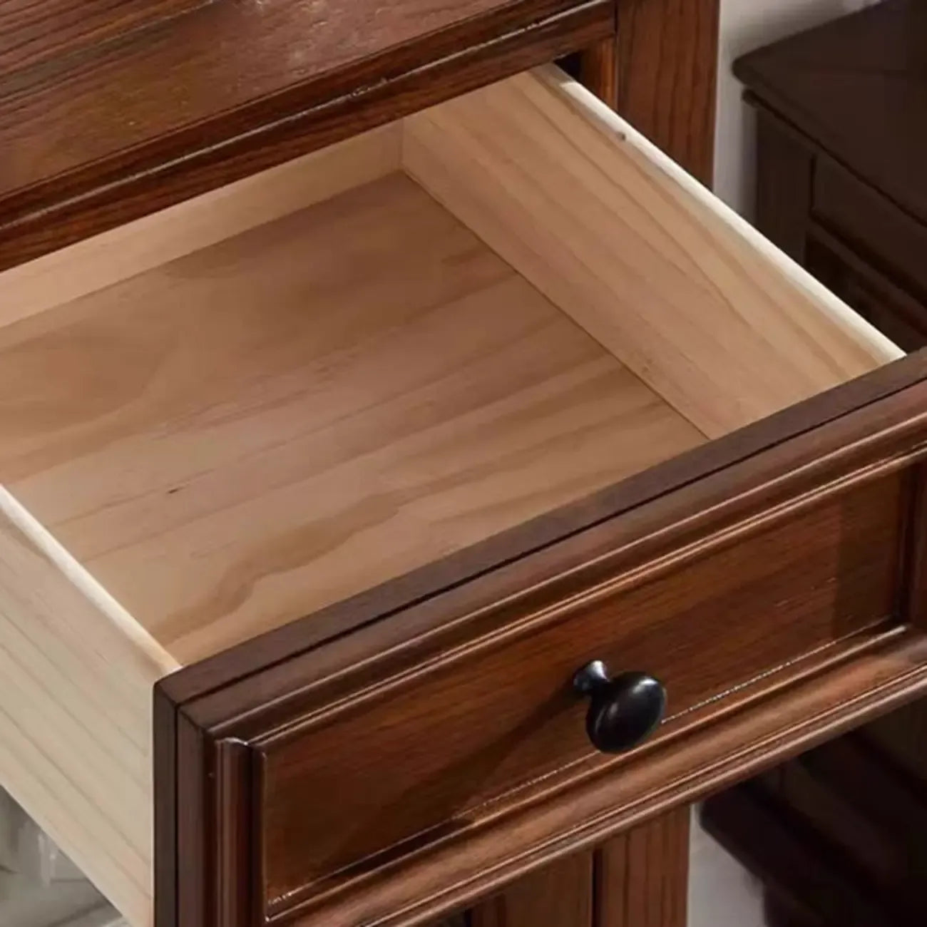 Petit vaisselier traditionnel en bois brun