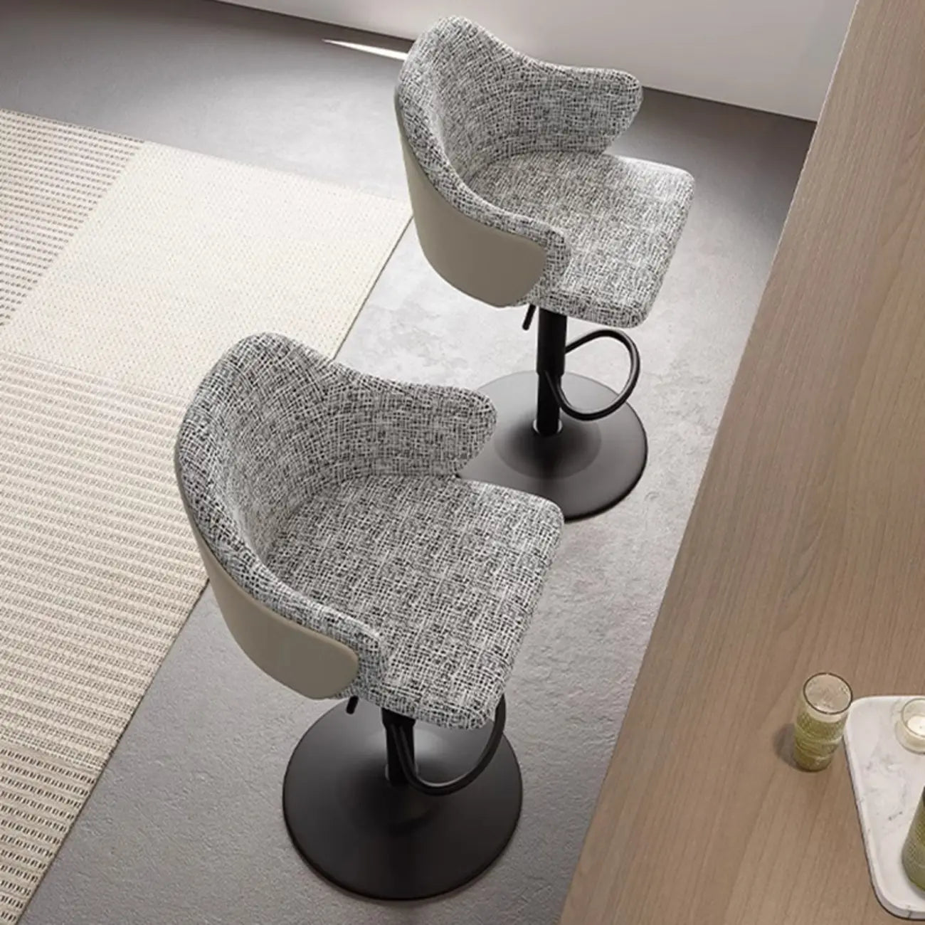 Tabouret de bar minimaliste en tissu rembourré avec accoudoirs