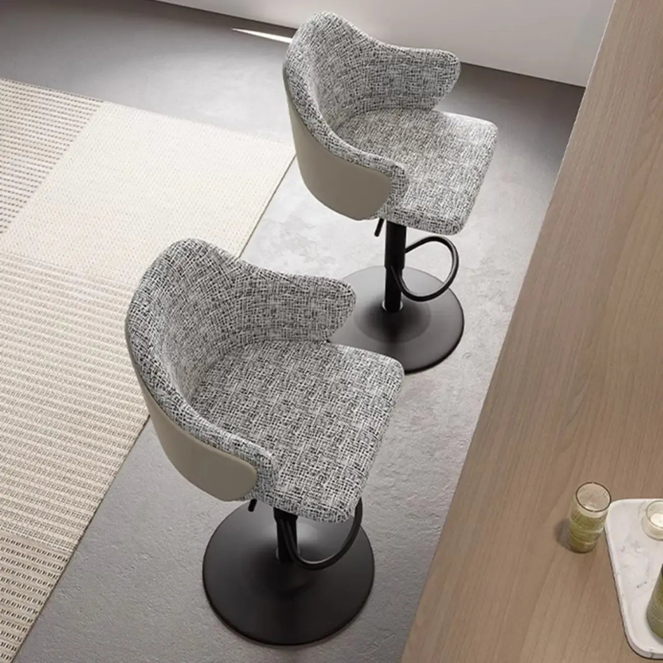 Tabouret de bar minimaliste en tissu rembourré avec accoudoirs