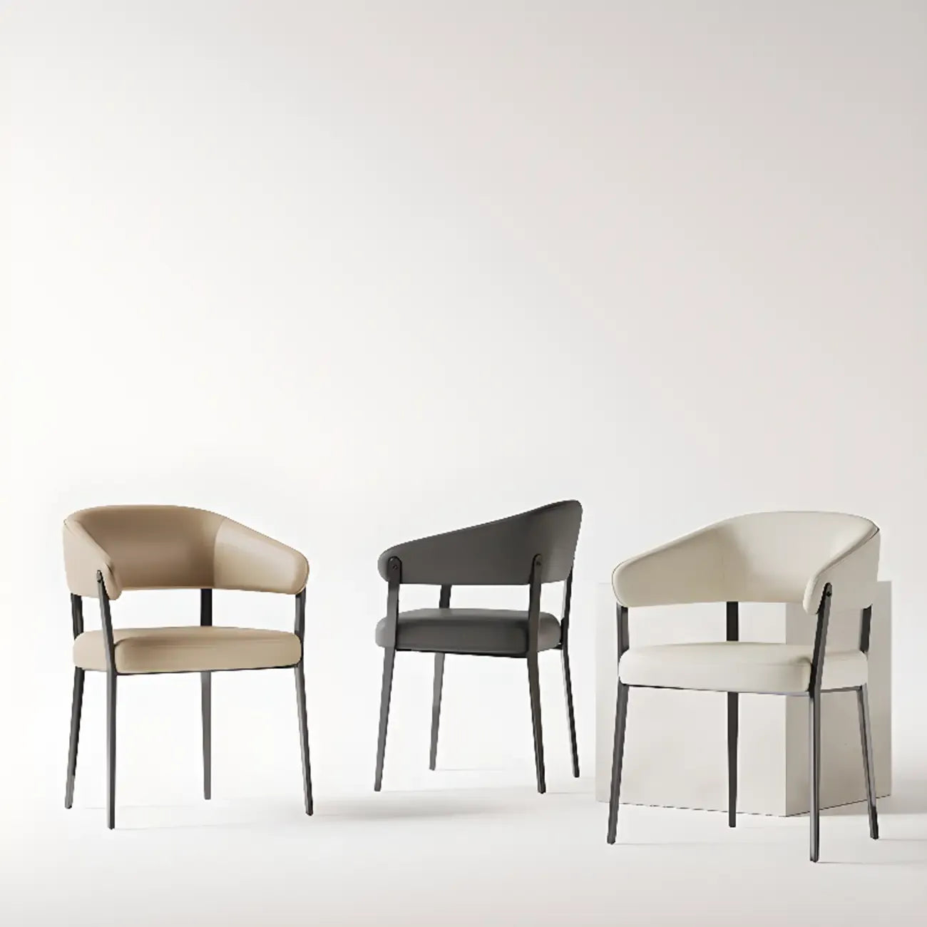 Chaise de salle à manger moderne avec accoudoirs en similicuir, dossier ouvert et pieds en alliage