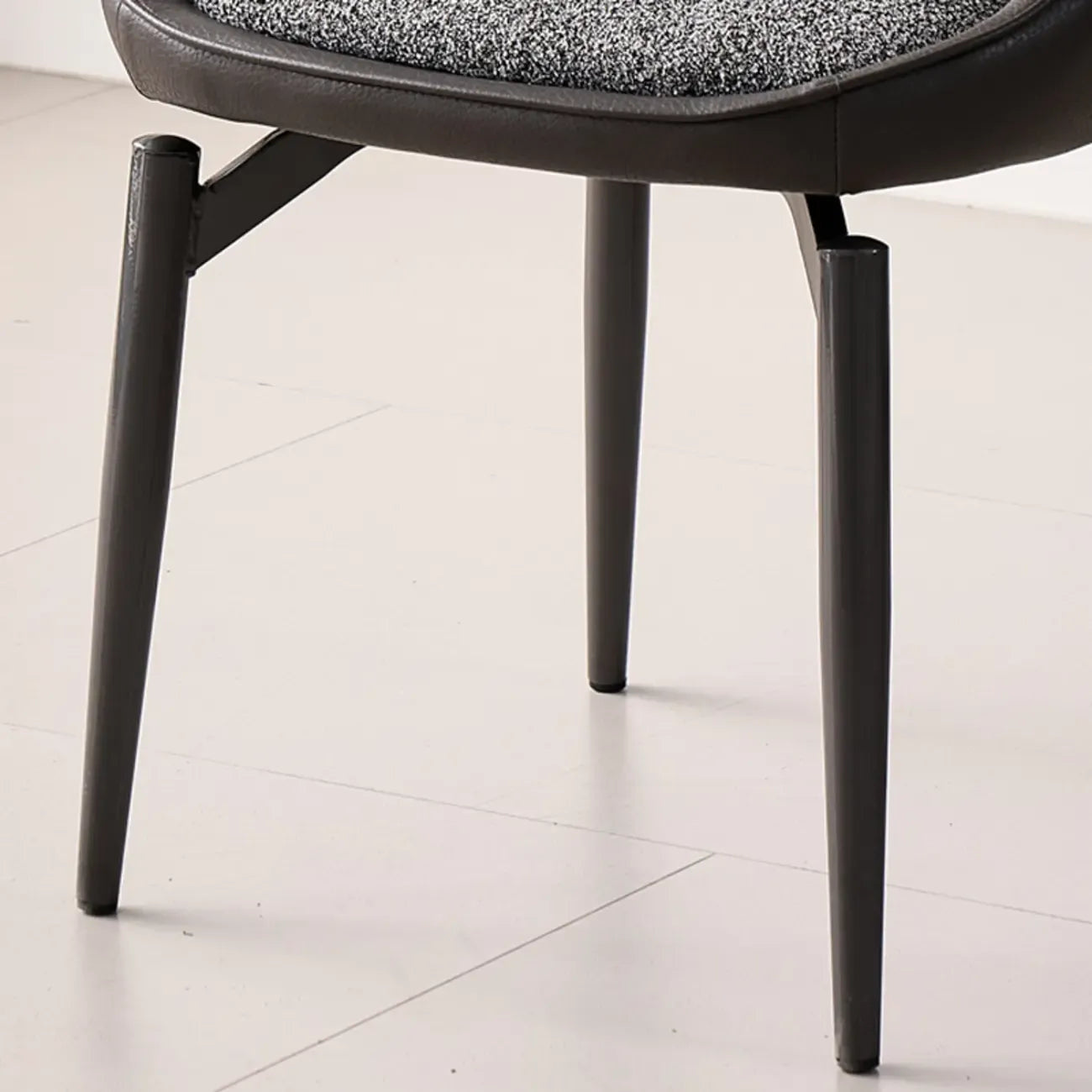 Chaise de salle à manger moderne rembourrée, dossier ouvert et sans accoudoirs
