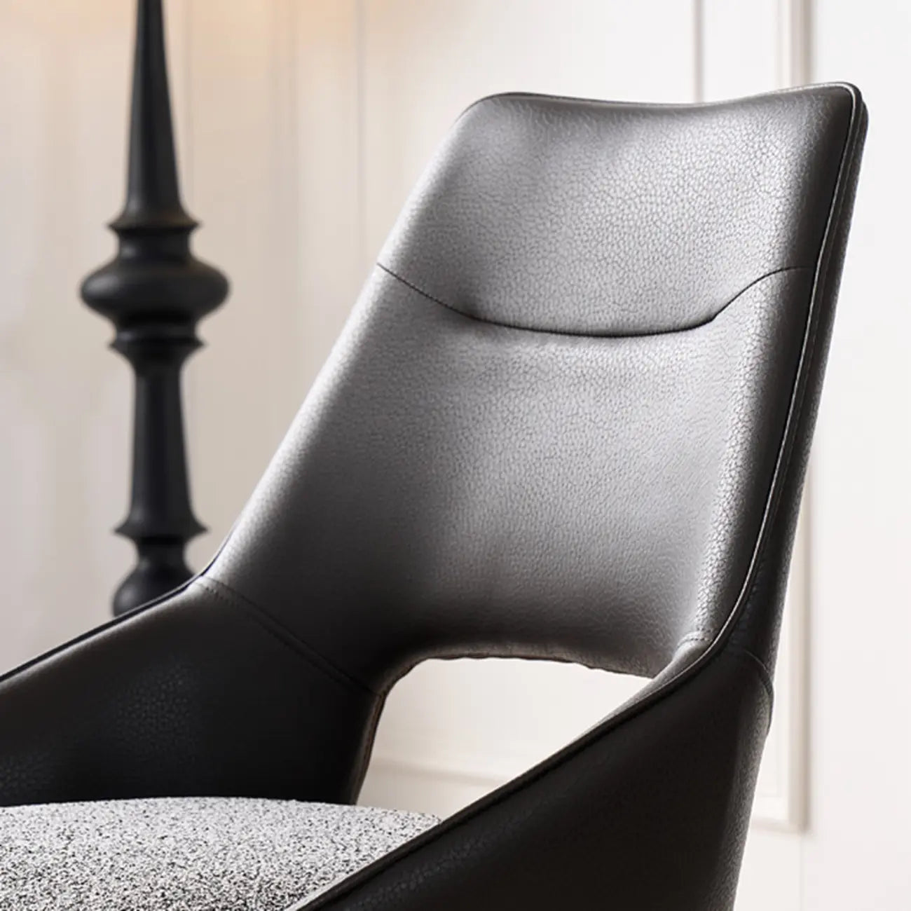 Chaise de salle à manger moderne rembourrée, dossier ouvert et sans accoudoirs