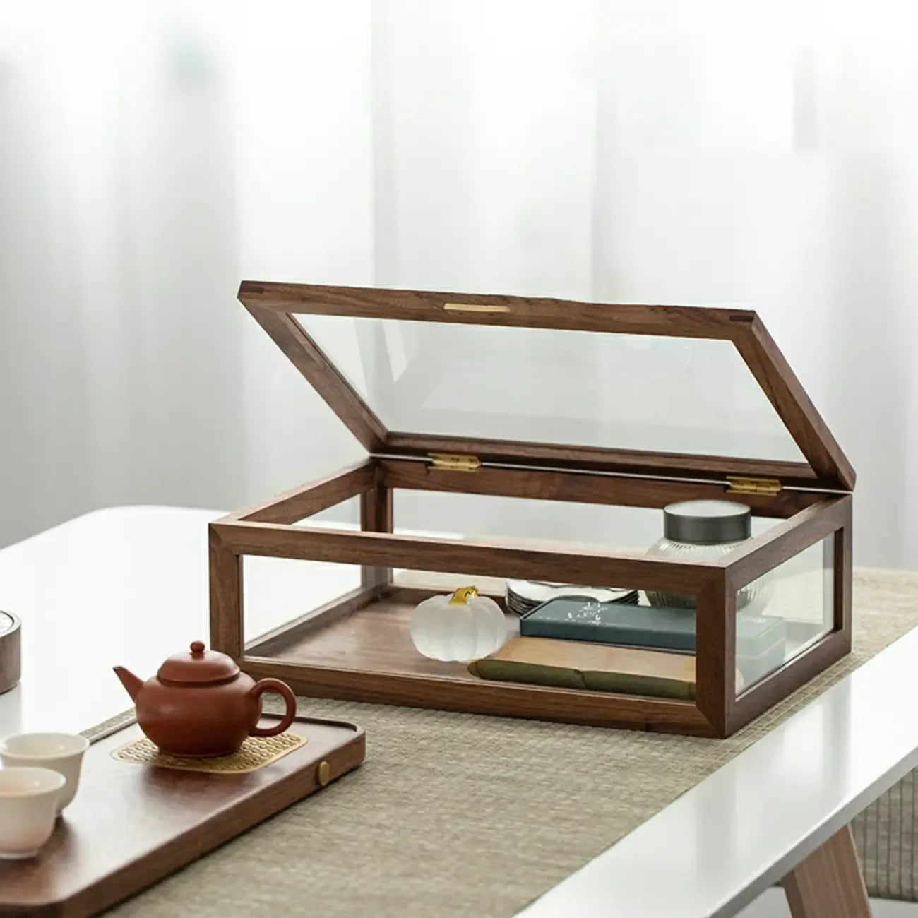 Petite vitrine en bois de noyer avec portes vitrées