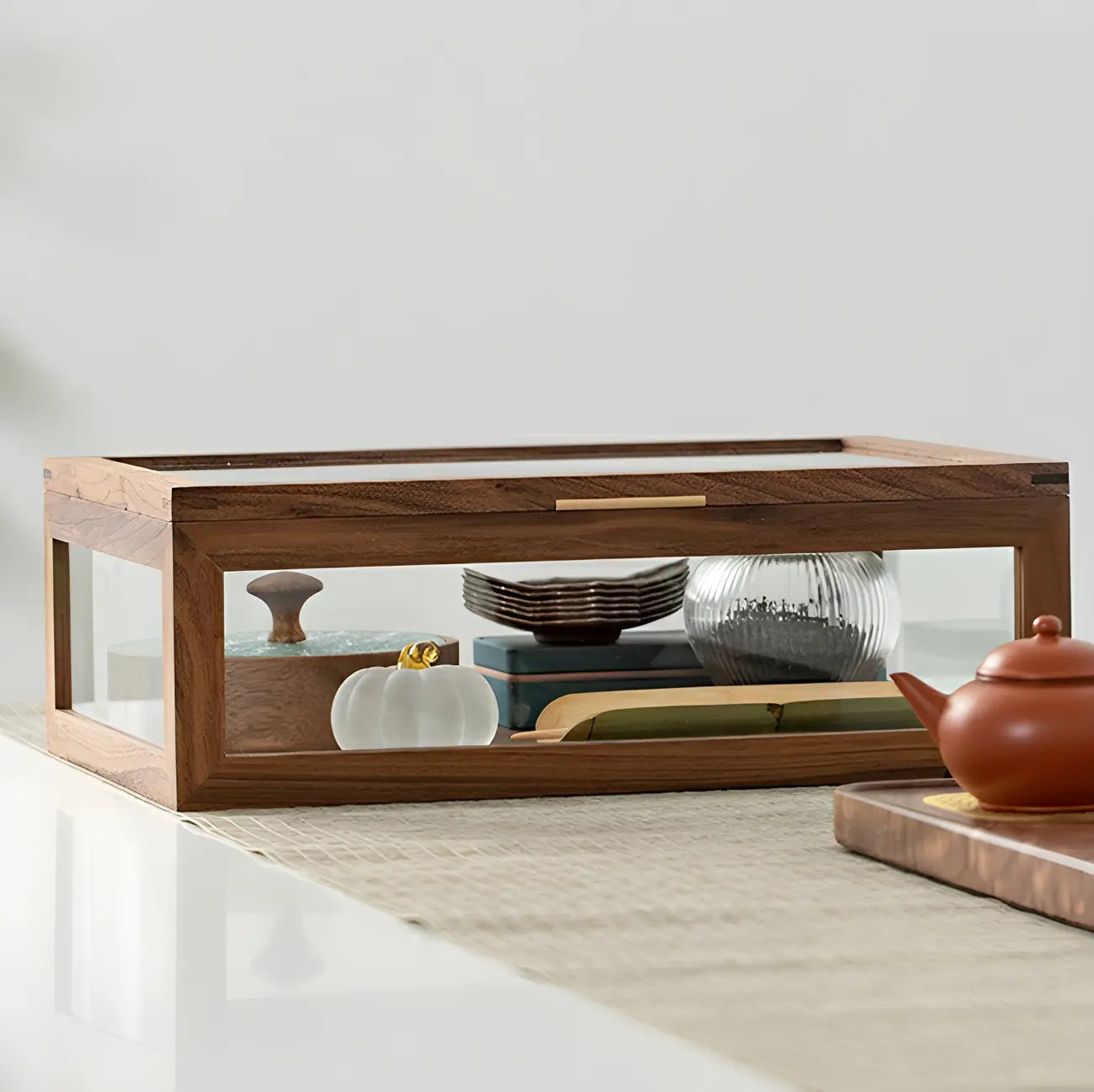 Petite vitrine en bois de noyer avec portes vitrées