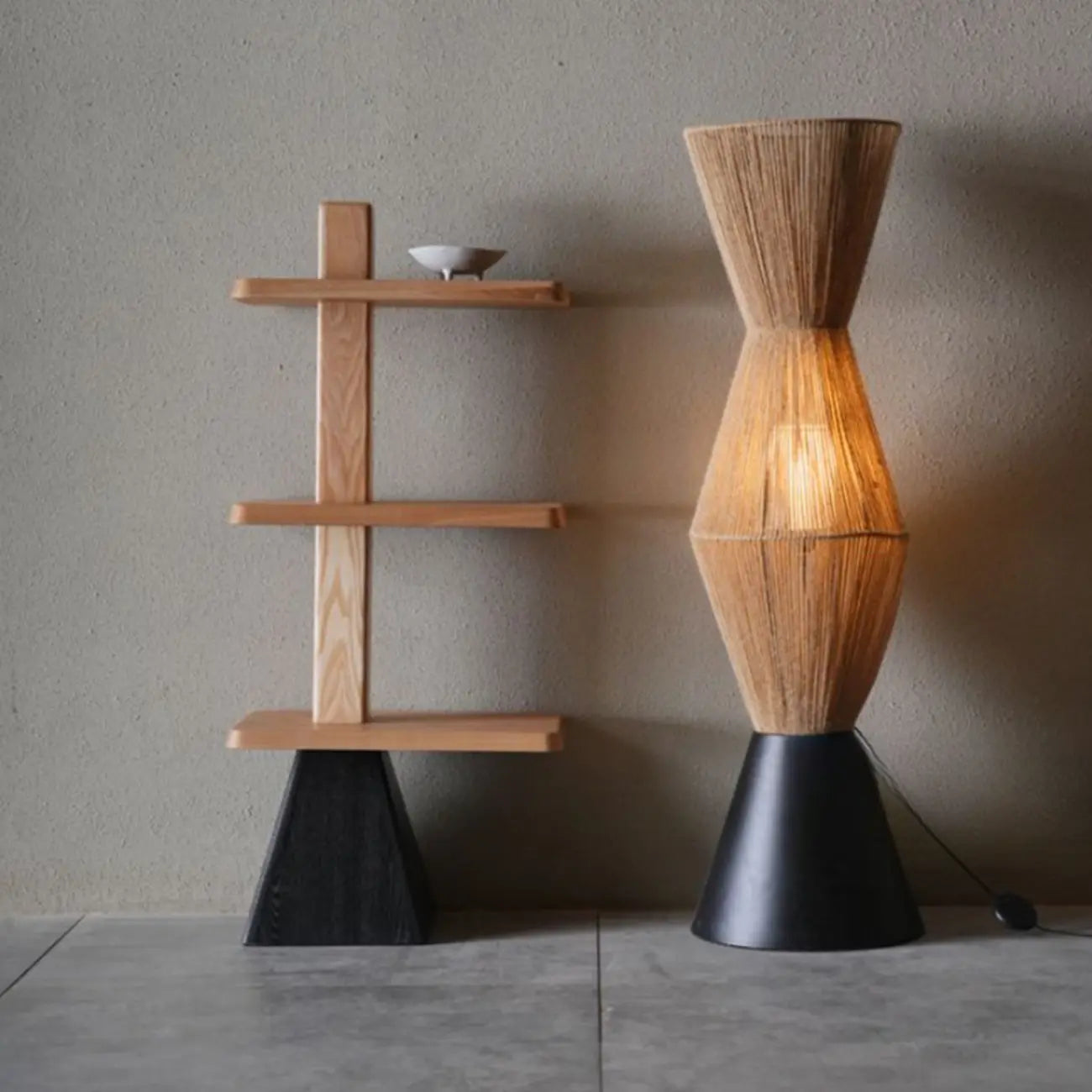 Bibliothèque verticale élégante en bois de frêne à dos ouvert