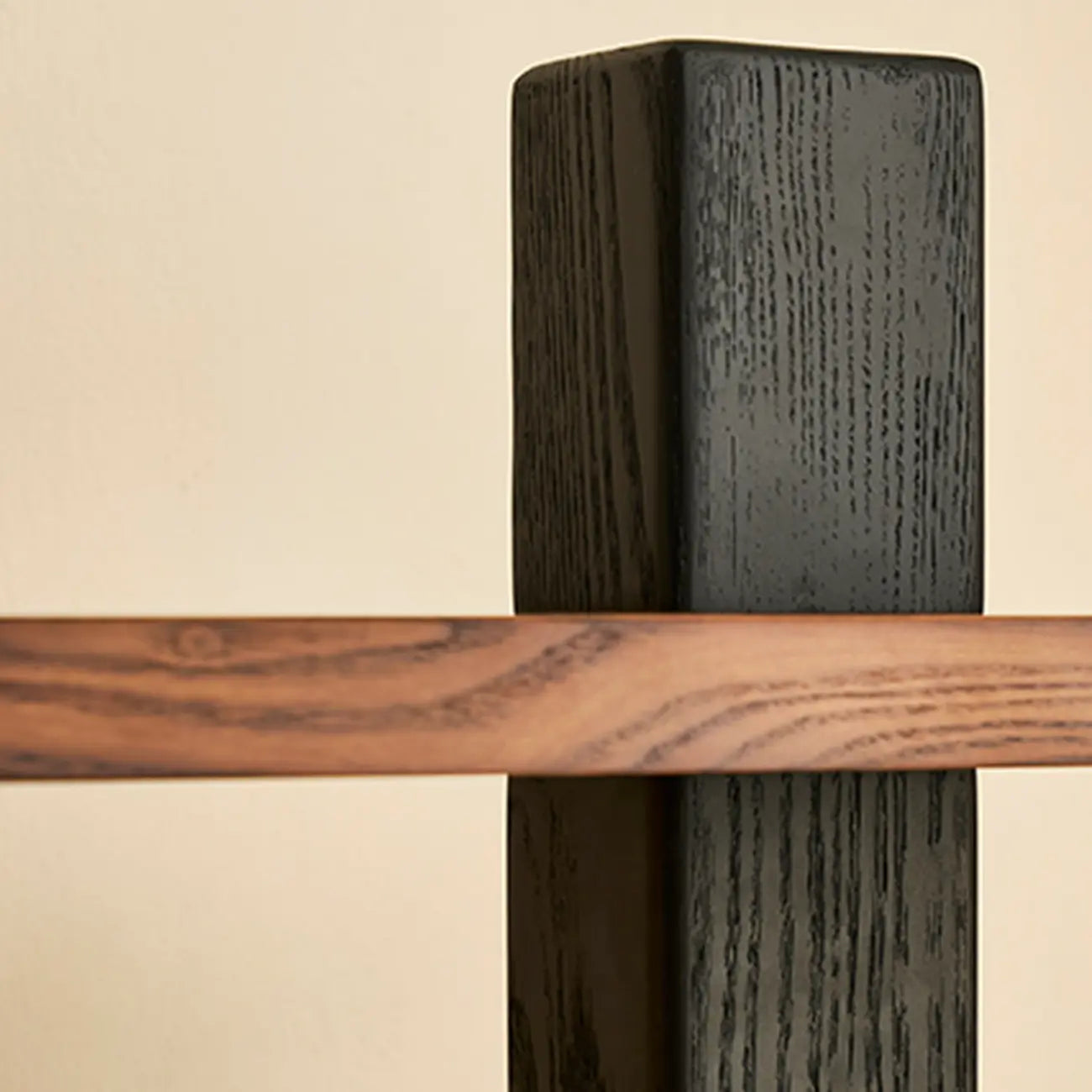 Bibliothèque verticale élégante en bois de frêne à dos ouvert