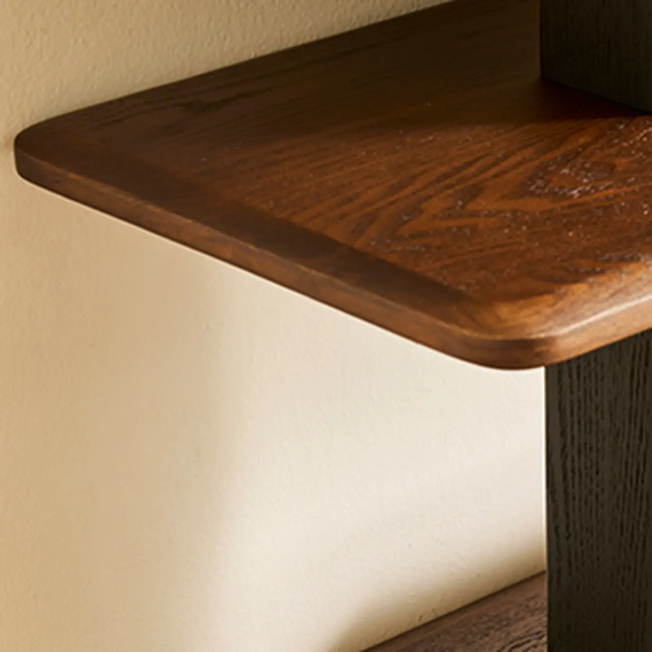 Bibliothèque verticale élégante en bois de frêne à dos ouvert