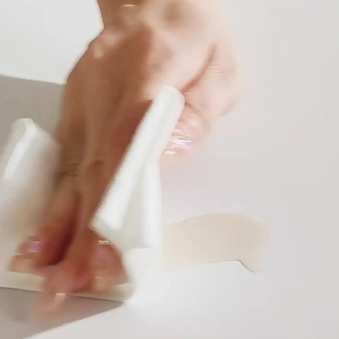 Table d'appoint moderne en bois blanc à plateau réglable