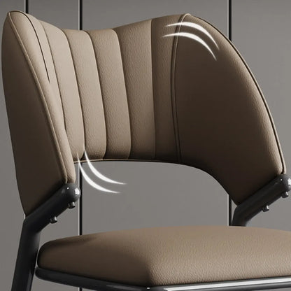 Chaise de salle à manger moderne sans accoudoirs, dossier incurvé, en similicuir.