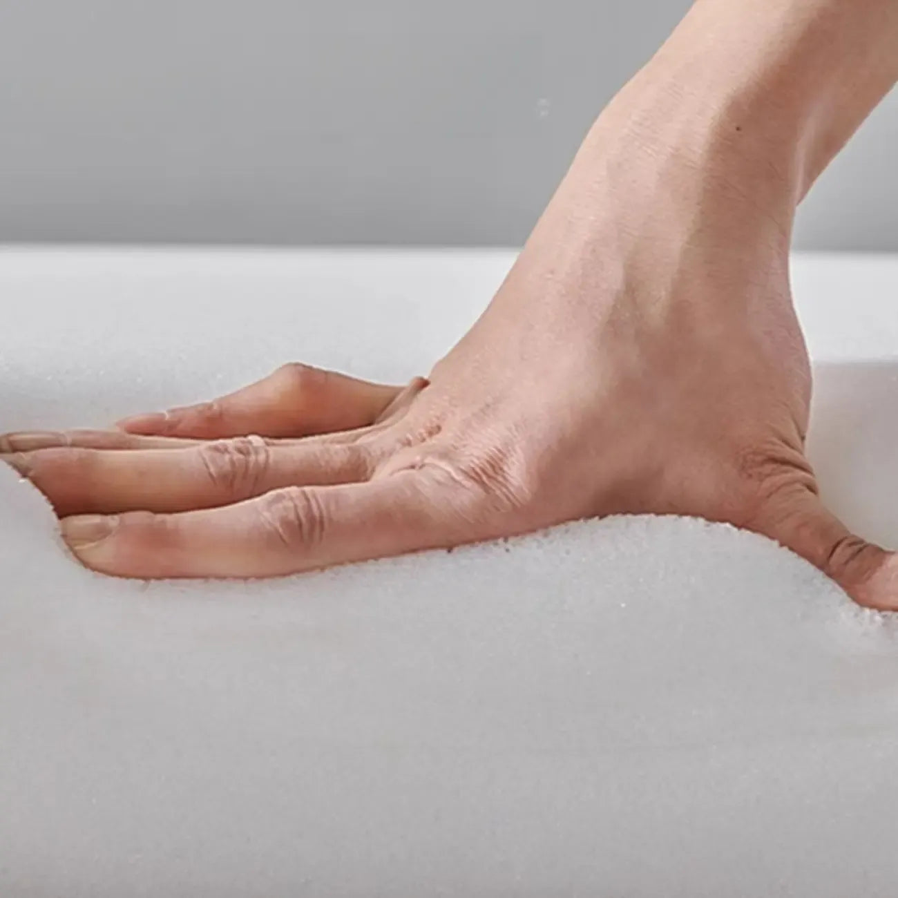 Chaise de salle à manger moderne sans accoudoirs, revêtue de similicuir.