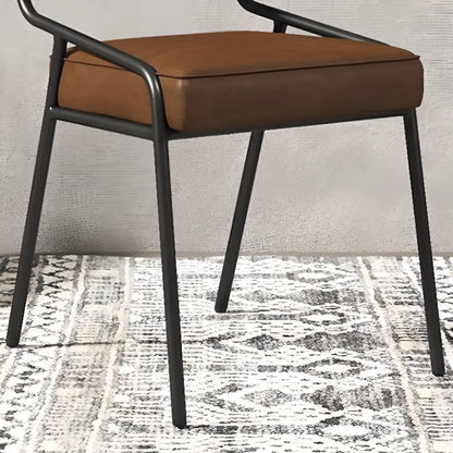 Chaise de salle à manger rectangulaire moderne à dossier ouvert en similicuir.