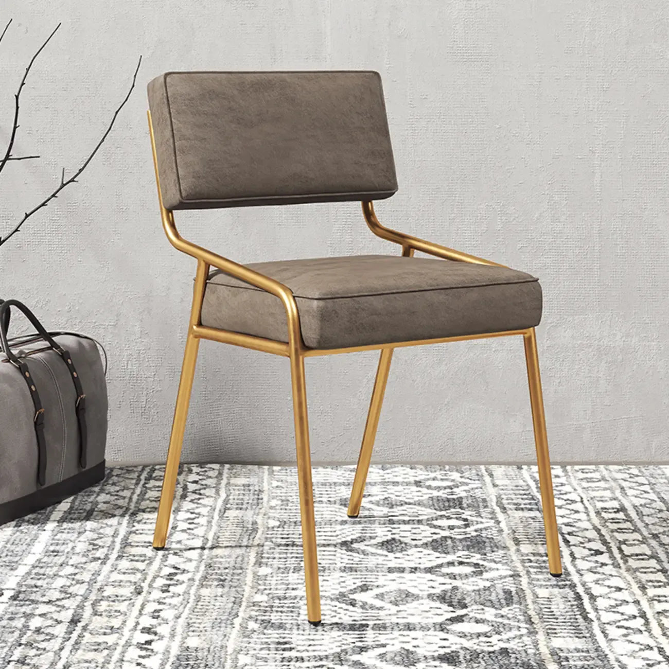 Chaise de salle à manger rectangulaire moderne à dossier ouvert en similicuir.