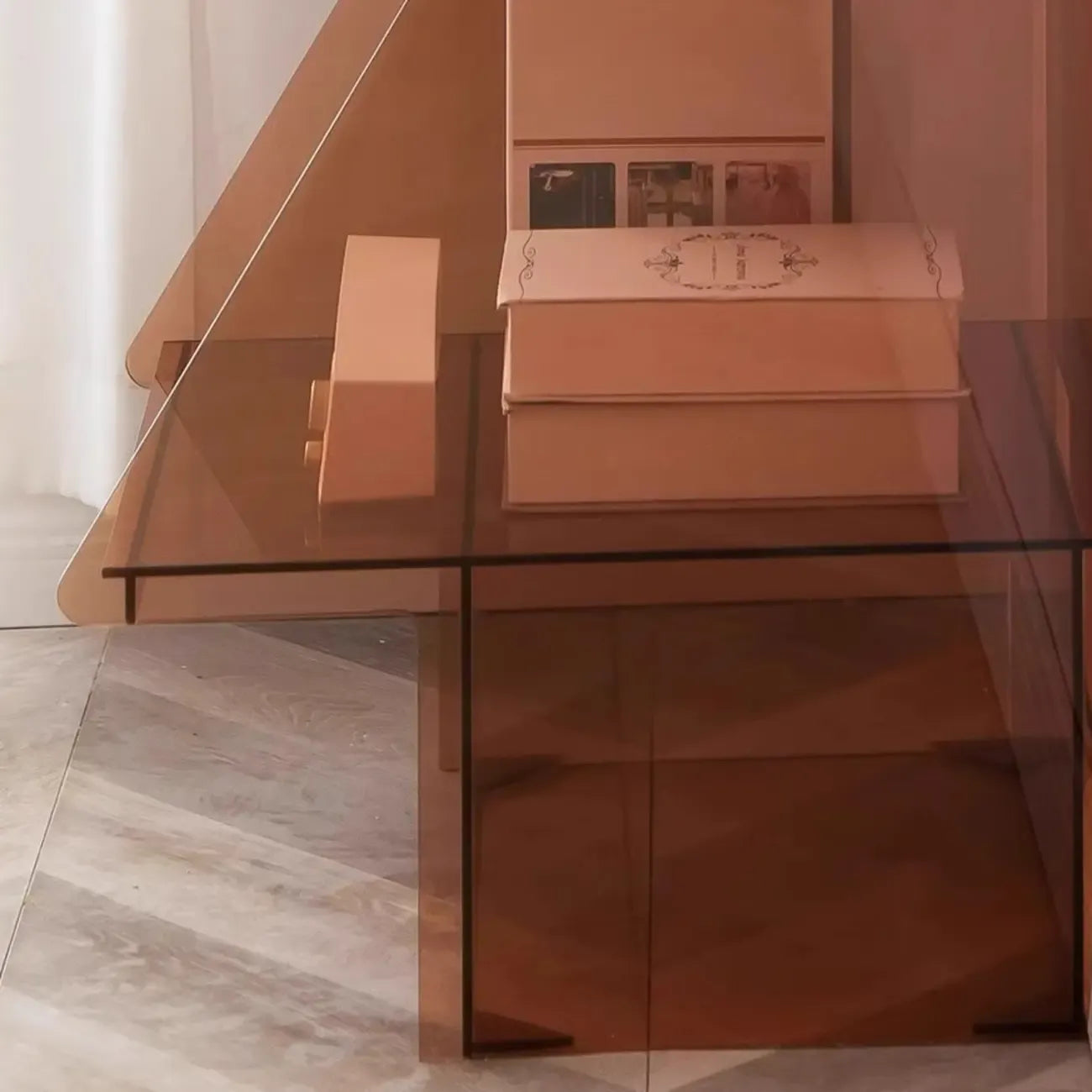Bibliothèque verticale élégante en acrylique artistique
