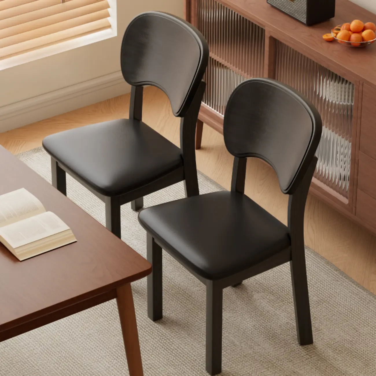 Chaise de salle à manger rembourrée de style vintage en bois noir avec assise confortable