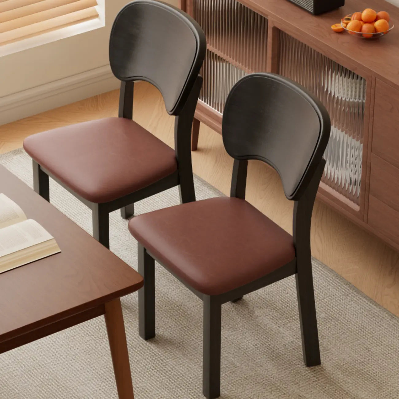 Chaise de salle à manger rembourrée de style vintage en bois noir avec assise confortable