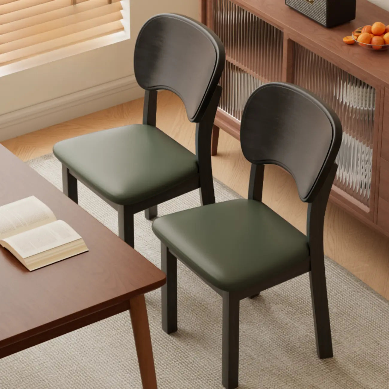 Chaise de salle à manger rembourrée de style vintage en bois noir avec assise confortable