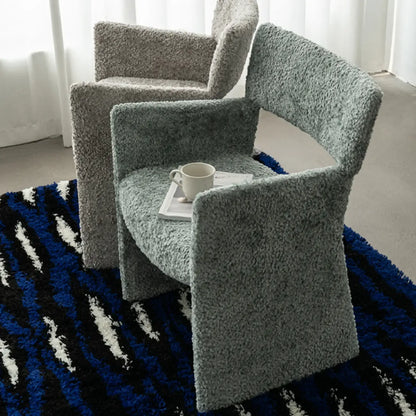 Fauteuils minimalistes en sherpa à dossier ouvert et accoudoirs rembourrés