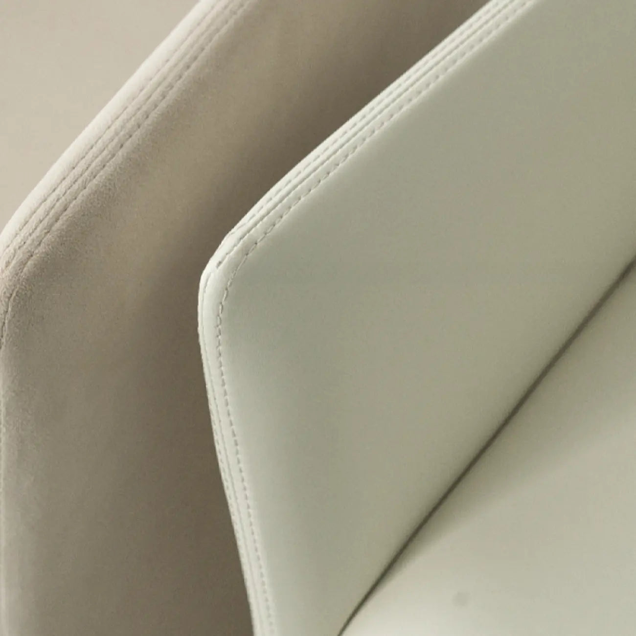 Fauteuils minimalistes en sherpa à dossier ouvert et accoudoirs rembourrés