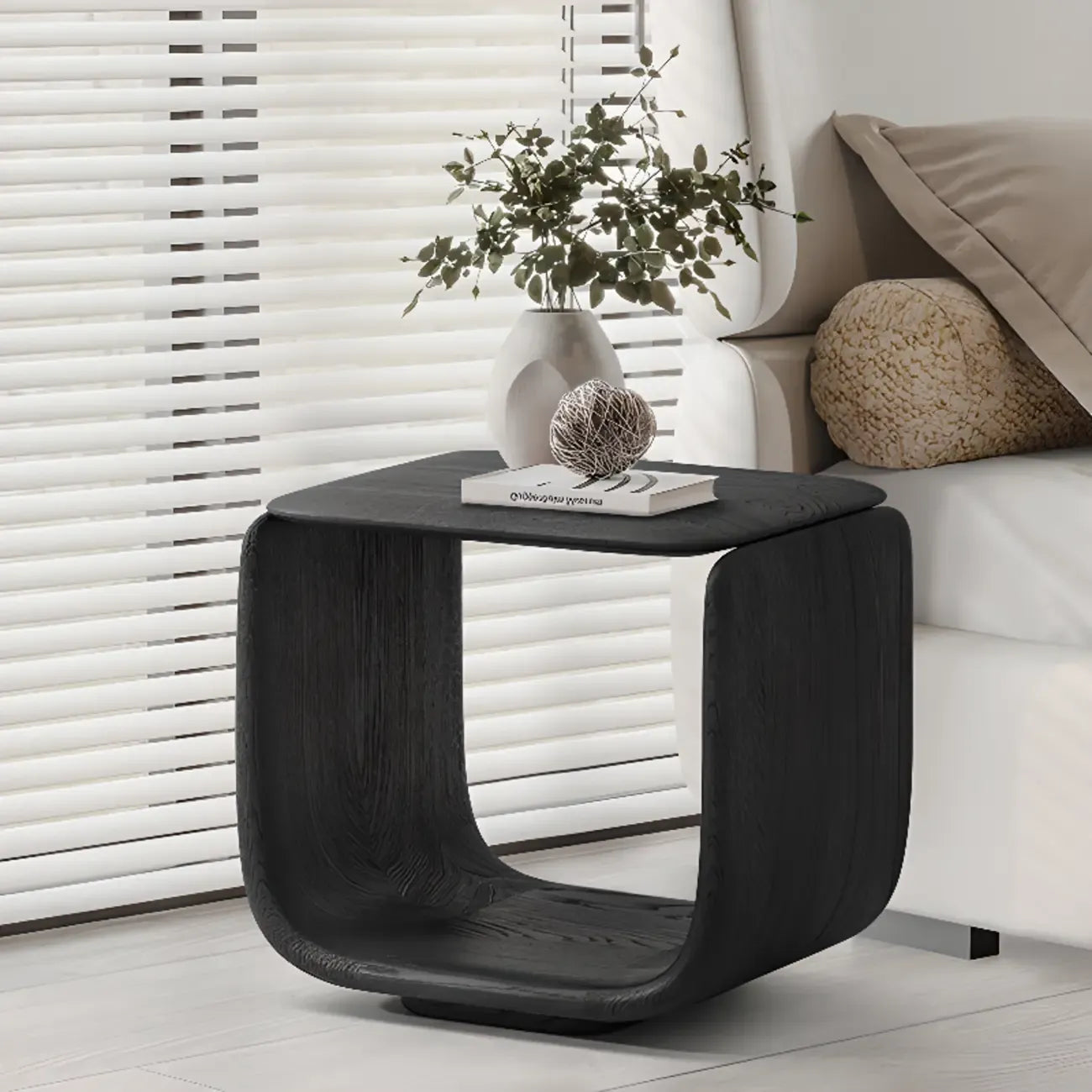 Table d'appoint contemporaine élégante en bois noir avec rangement ouvert