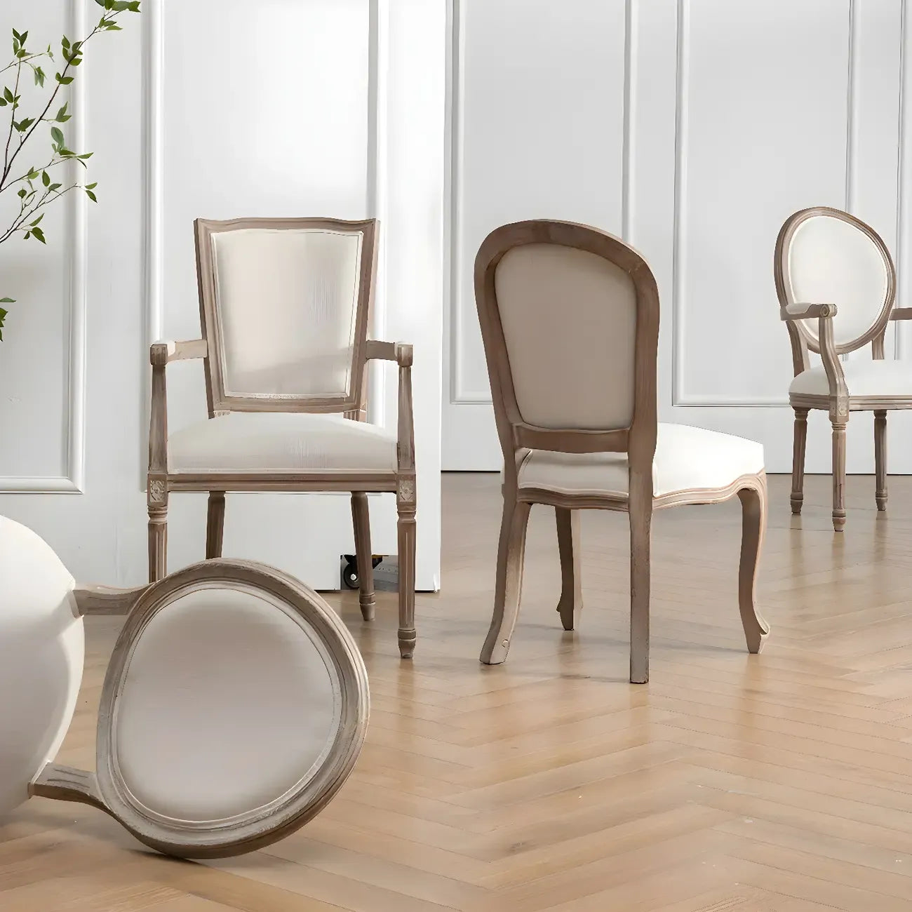 Chaise de salle à manger King Louis rembourrée avec dossier clair en bois