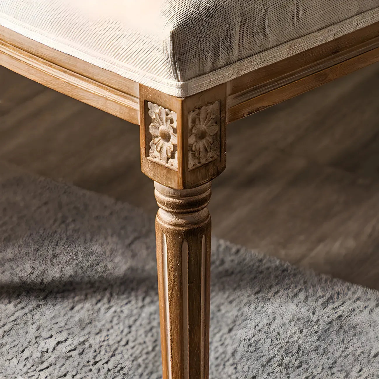 Chaise de salle à manger King Louis rembourrée avec dossier clair en bois