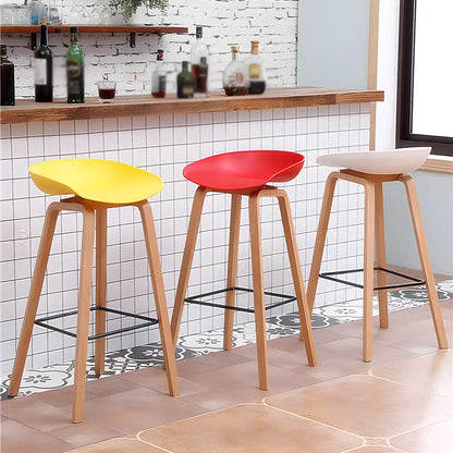 Tabouret de bar moderne du milieu du siècle en plastique avec pieds en bois