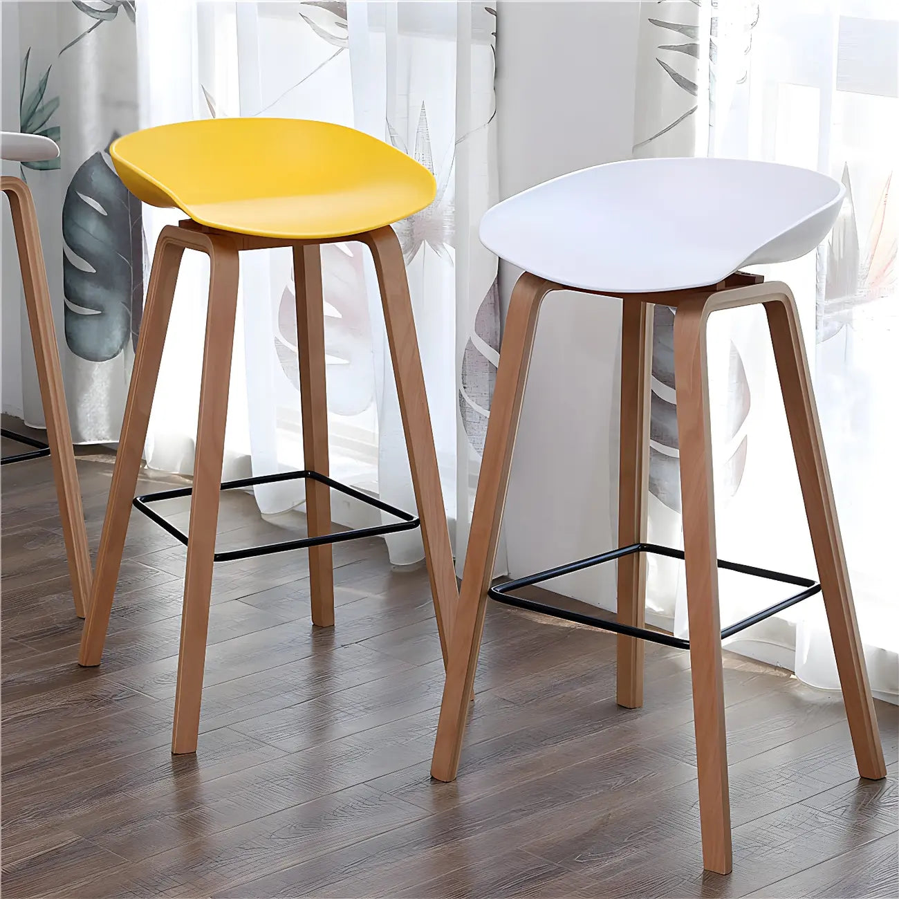 Tabouret de bar moderne du milieu du siècle en plastique avec pieds en bois
