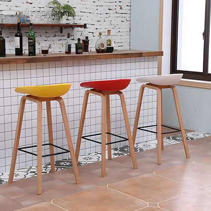 Tabouret de bar moderne du milieu du siècle en plastique avec pieds en bois