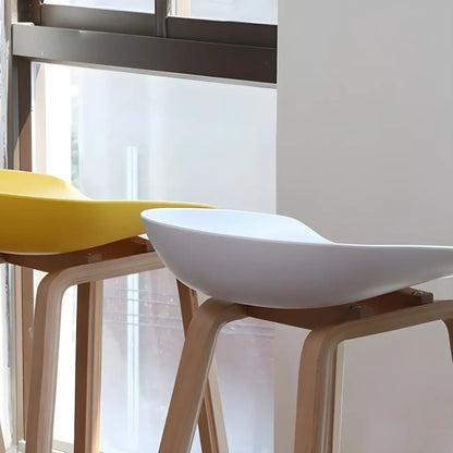Tabouret de bar moderne du milieu du siècle en plastique avec pieds en bois